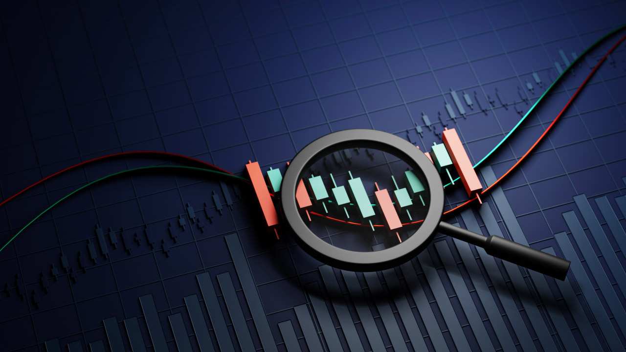 A magnifying glass highlighting a candlestick chart with red and green bars on a dark blue background, representing technical analysis and the three-bar reversal pattern in day trading.
