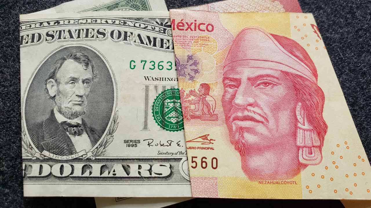 Close-up of a U.S. five-dollar bill featuring Abraham Lincoln and a 500 Mexican peso note featuring Nezahualcóyotl, symbolizing the USD/MXN currency pair in forex trading.