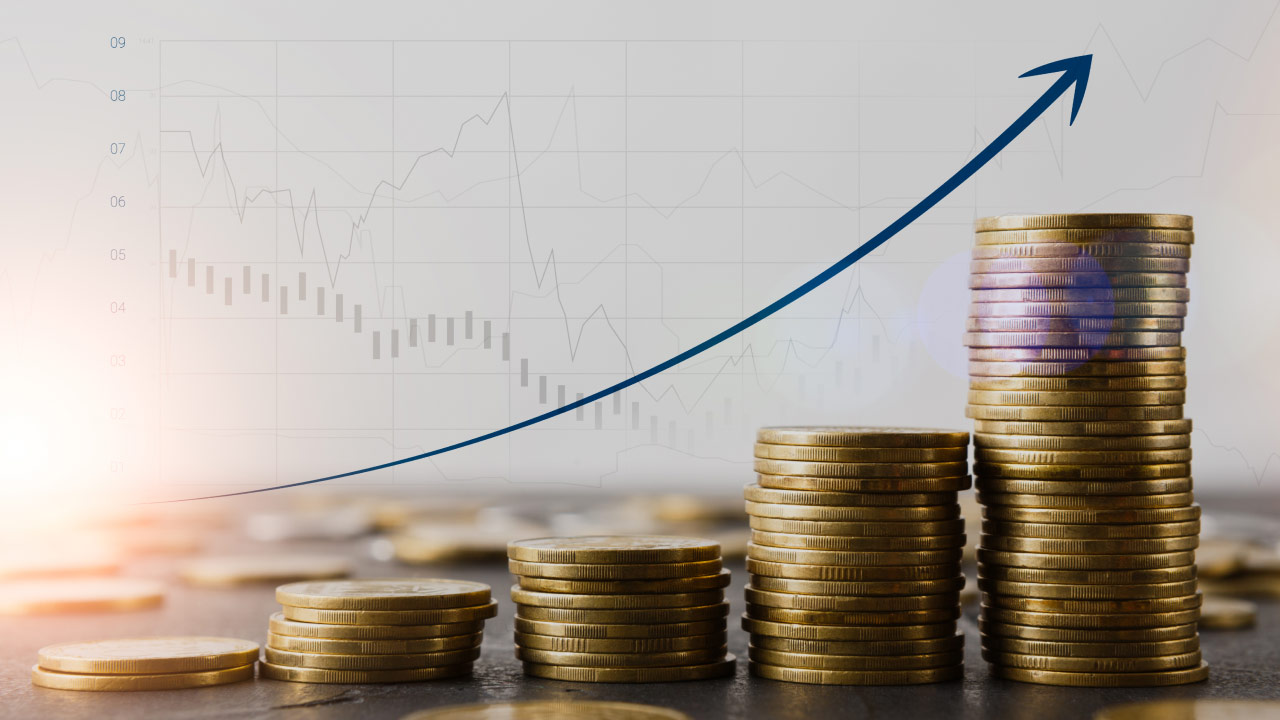 Common Mistakes to Avoid When Making Forex Deposits – Stacks of gold coins increasing in height with an upward trend arrow, symbolizing financial growth, against a background of forex market charts.