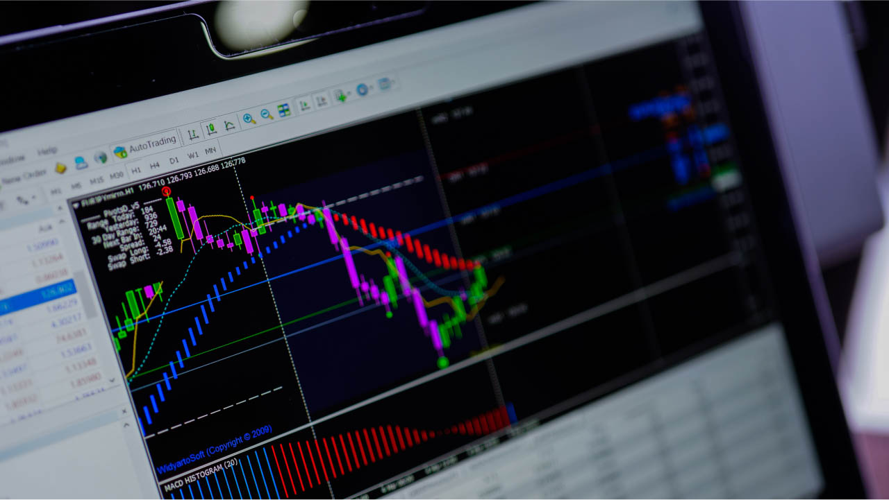 Type of Orders in Metatrader, illustrated by a trading platform displayed on a computer screen with candlestick patterns.