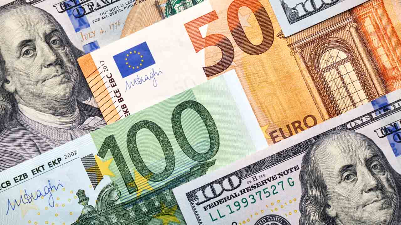 Seasonal Market Patterns for EUR/USD – A close-up of overlapping U.S. dollar and euro banknotes, symbolizing forex market trends and seasonal price movements.