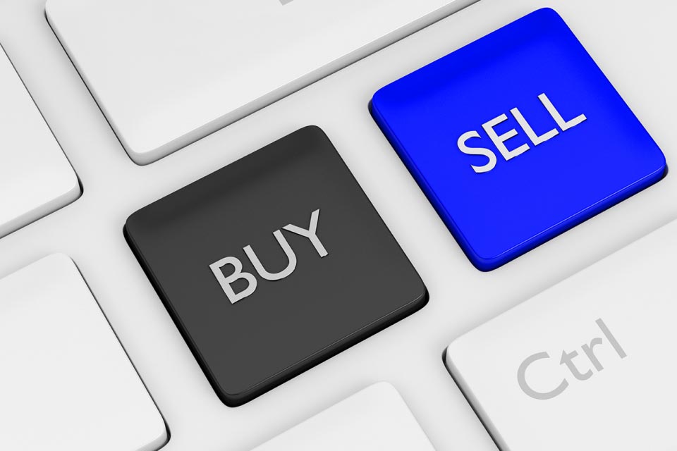 A close-up of a keyboard with a black "BUY" key and a blue "SELL" key, symbolizing trade execution in forex, representing the concept of "Buy Limit vs Sell Stop Orders in Forex."