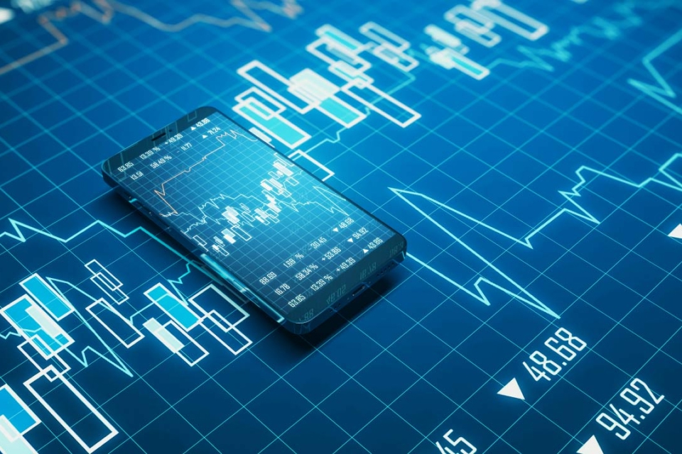 Triangle Pattern Trading: Master Technical Analysis with a digital stock market chart displayed on a smartphone, featuring candlestick patterns and trendlines.