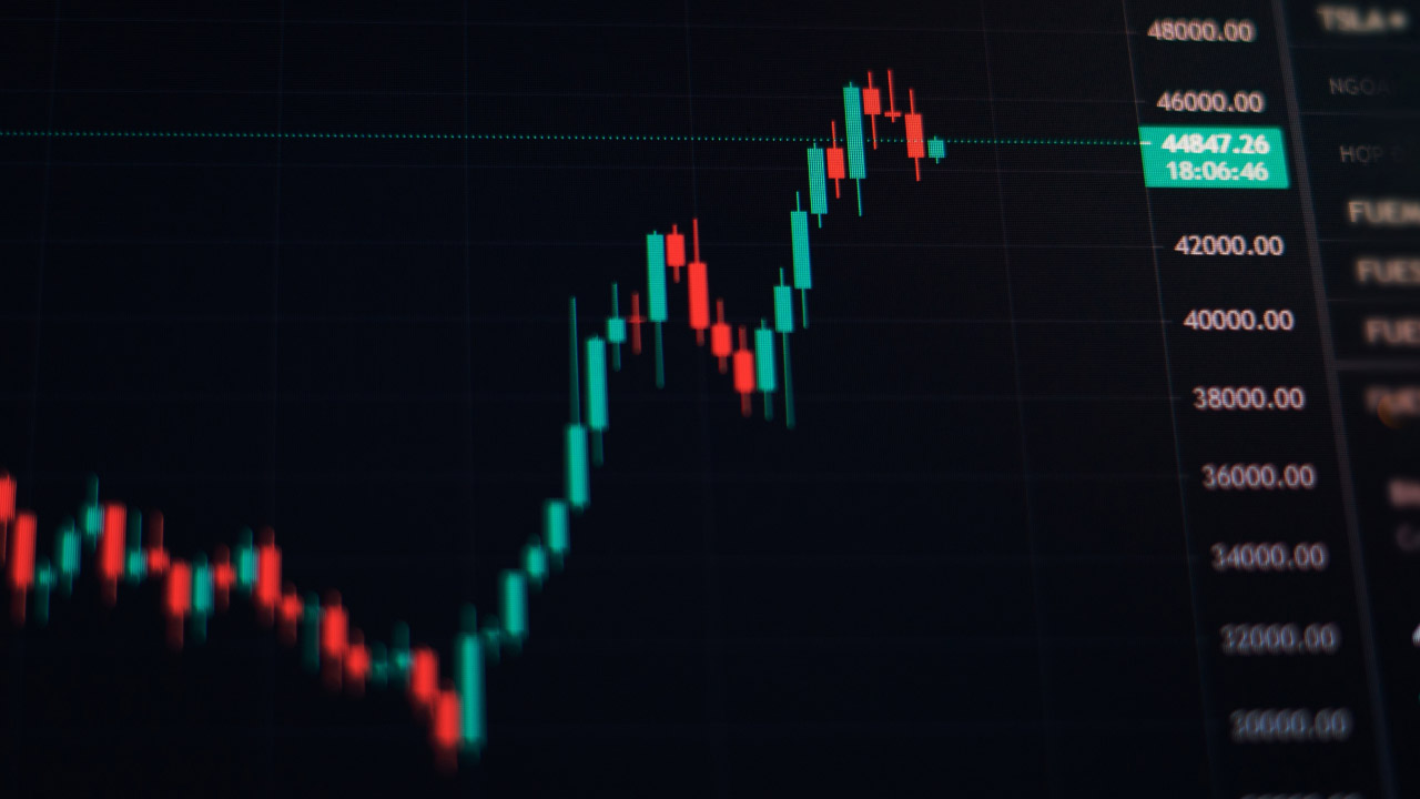 CFDs vs Futures: What Are The Differences? – A financial chart displaying candlestick patterns with fluctuating price levels, illustrating market movements and the key differences between CFDs and futures trading.