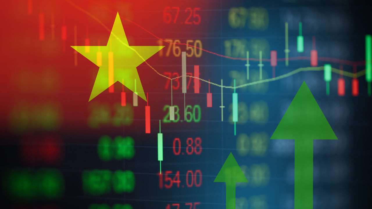 Dos and Don'ts of Forex Trading in Vietnam – A financial market chart overlaid with the Vietnamese flag and upward green arrows, symbolizing trading activity and market trends in Vietnam.