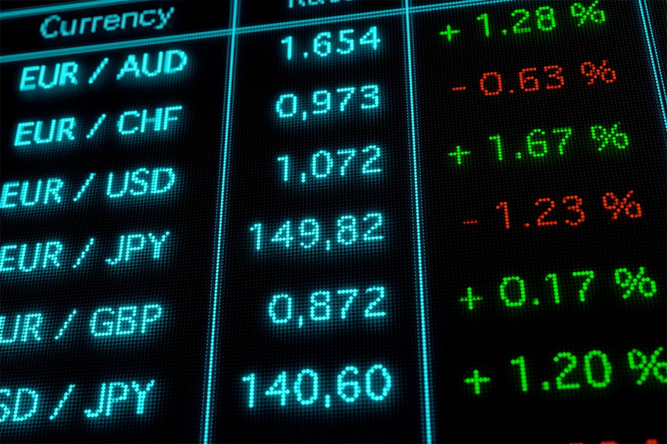Forex trading screen displaying currency charts and indicators, illustrating the concept of how to short sell a currency.