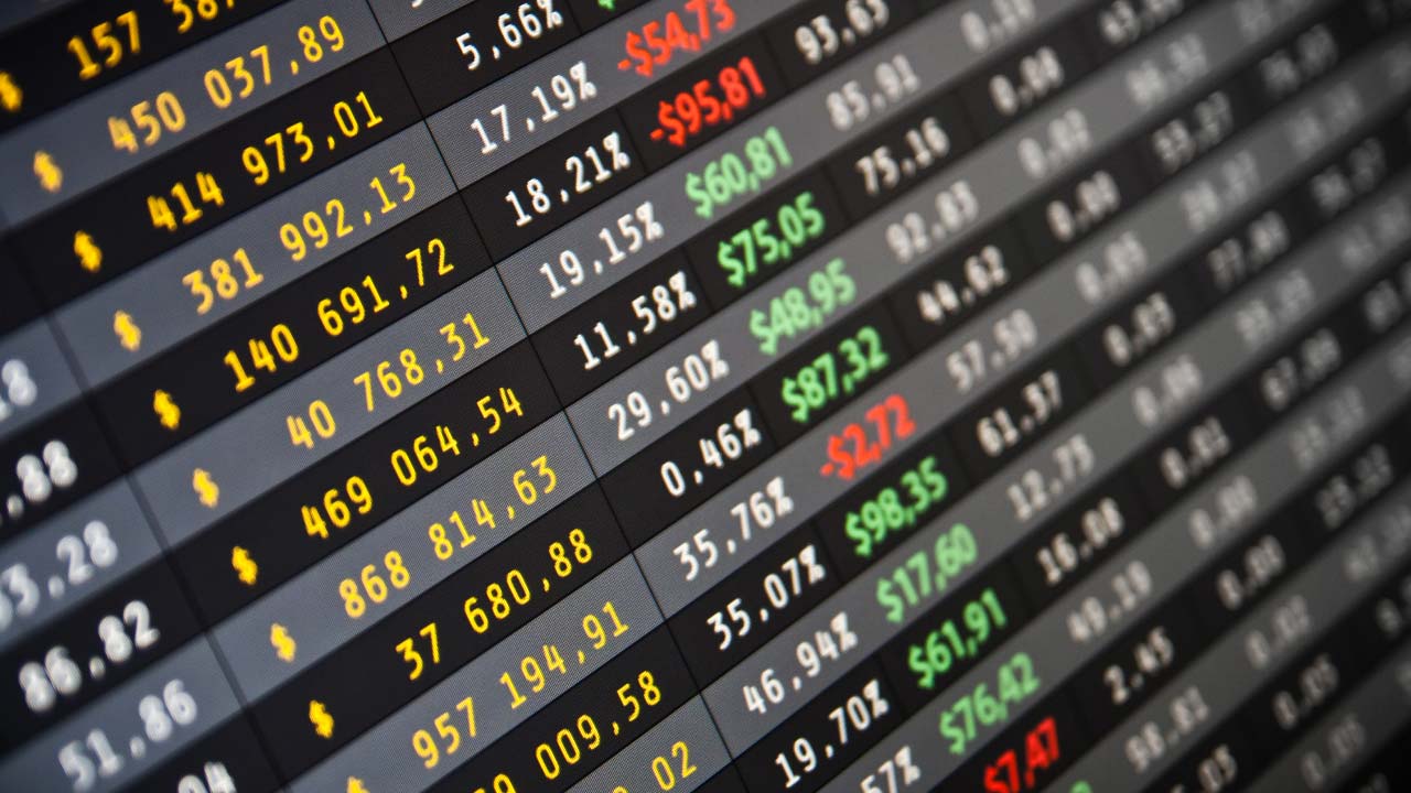 What is the NAS100 Index? A digital stock market board displaying financial data, price changes, and percentage movements in green and red, representing market fluctuations in indices like NASDAQ 100.