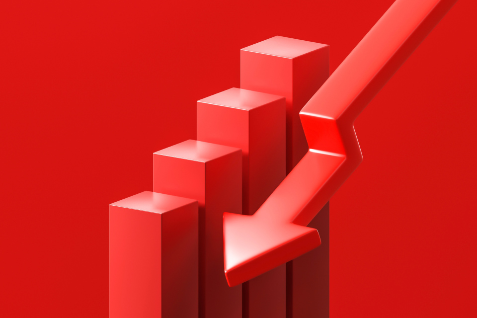 3D bar chart in red showing a downward trend with a red arrow pointing downwards, symbolizing financial decline or recession.