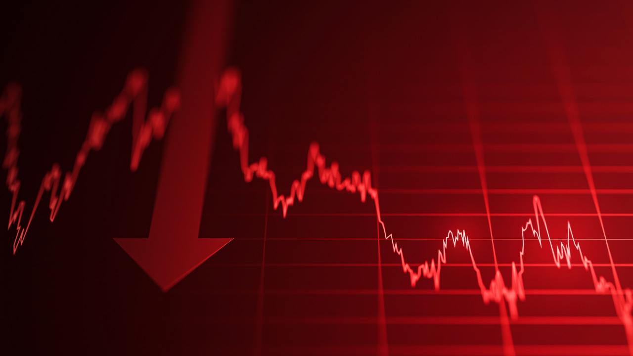 Red financial chart with a downward trend and a large red arrow indicating a drawdown in forex trading.