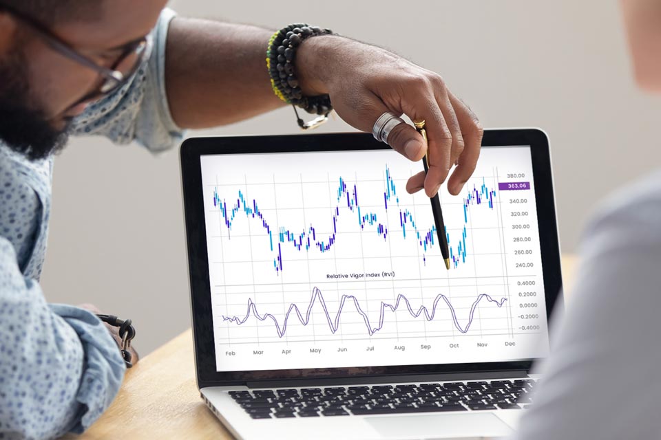 Laptop screen displaying a forex chart with the Relative Vigor Index (RVI) indicator, illustrating how to use the RVI in forex trading.