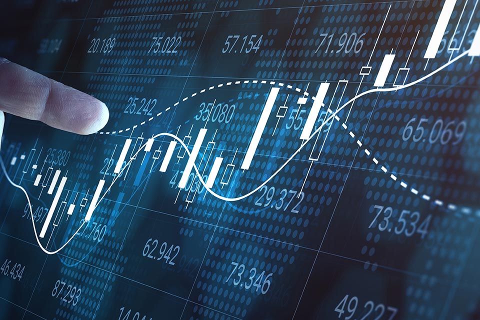 Financial chart displaying candlestick patterns and moving average curves, illustrating a complete guide to using moving averages in forex trading.