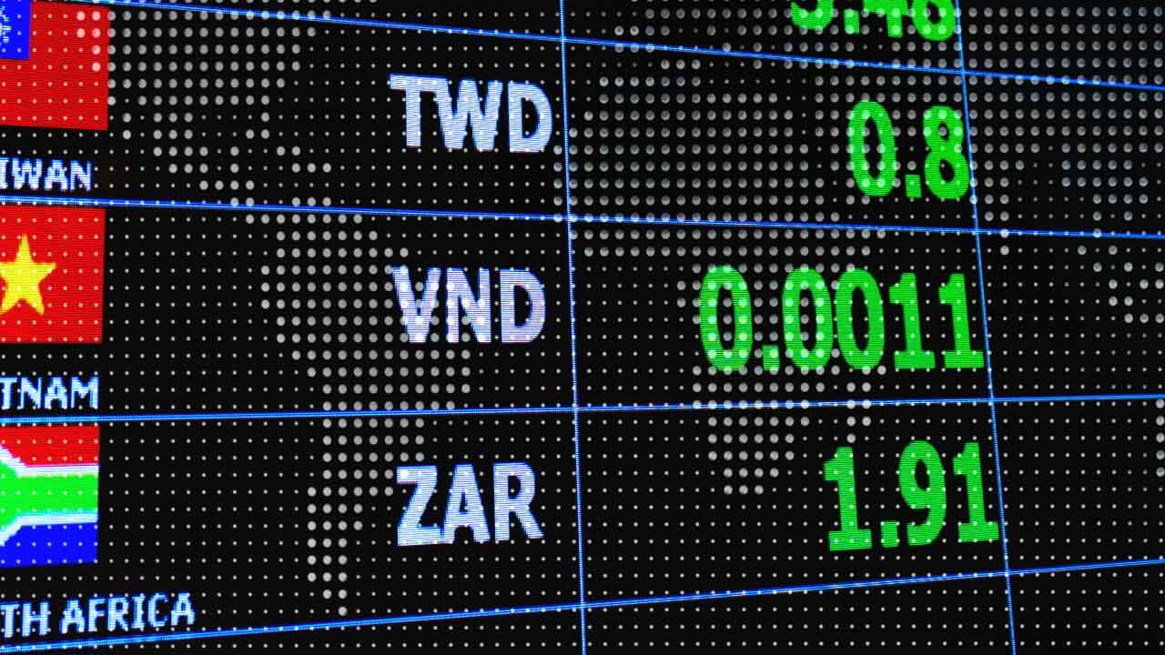 A Beginner's Guide to Exchanging Foreign Currency to Vietnamese Dong, featuring a digital currency exchange board displaying VND rates.