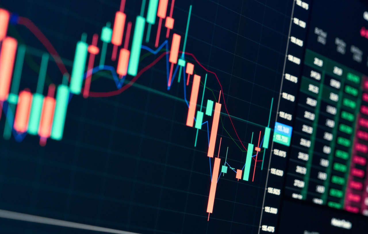M Trading Pattern – Double Top Strategy illustrated with candlestick charts on a trading screen, highlighting key market movements and trend reversals.